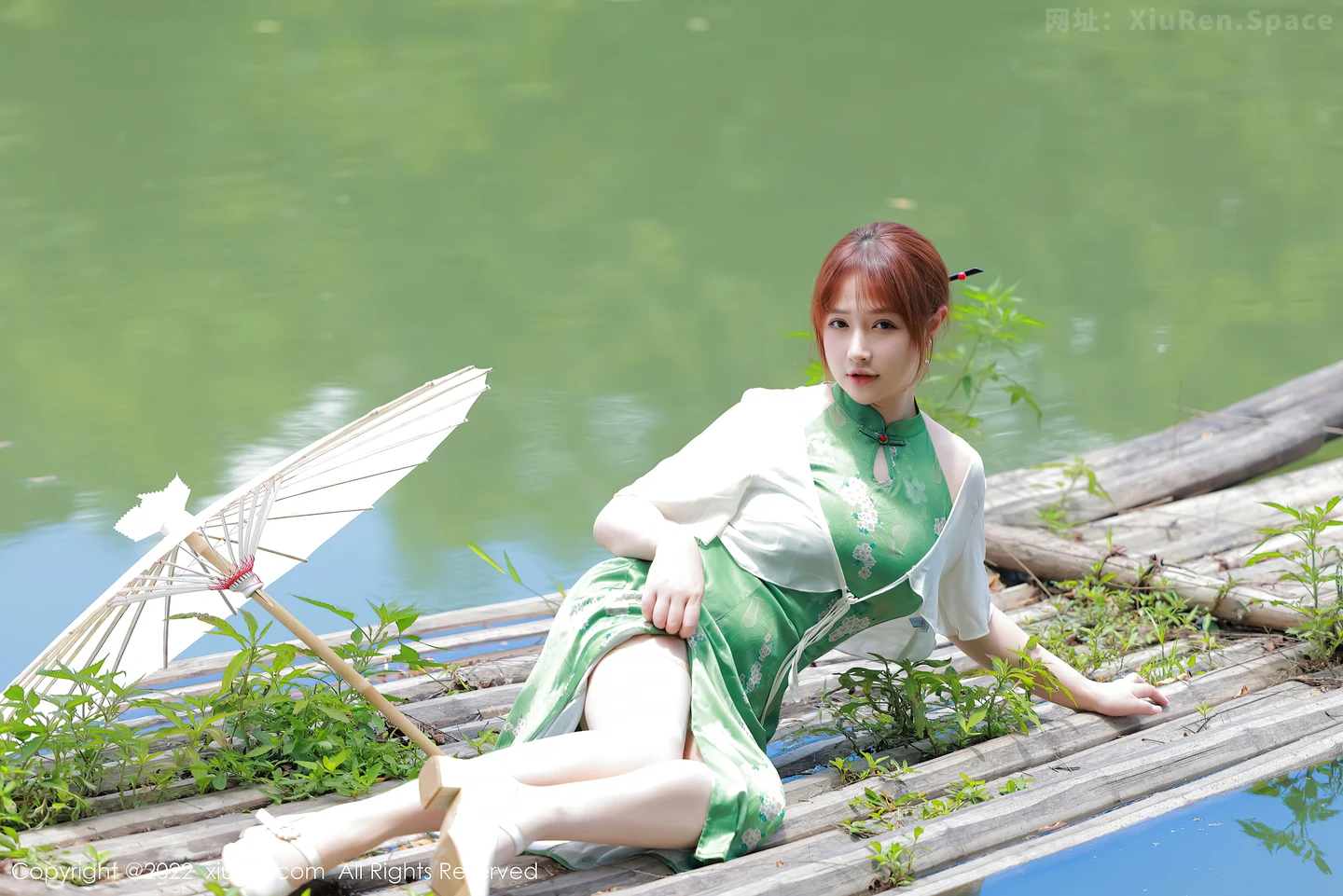 图片[4]-[XiuRen秀人网] VOL.5276 模特养乐多DoDo江边场景性感绿色旗袍配超薄肉丝迷人诱惑写真51P-秀人网官方网站